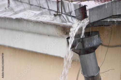 Heavy rainfall, rainwater from the roof overflows through the drainpipe