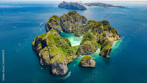 Widok z lotu ptaka na tropikalną wyspę Ko Phi Phi, plaże i łodzie w niebieskiej, czystej wodzie morskiej Andamanu z góry, piękne archipelagowe wyspy Krabi, Tajlandia