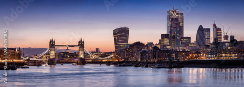 Weites Panorama der Skyline von London am Abend: vond er Tower Bridge über die Themse bis zum Finanzbezirk City