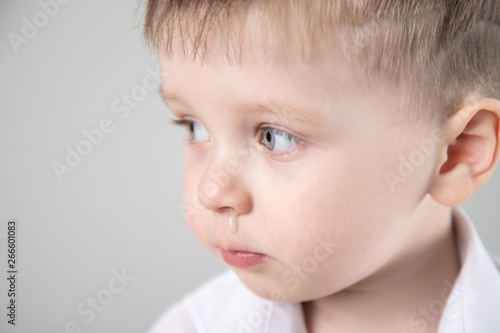 child has a runny nose with clear snot