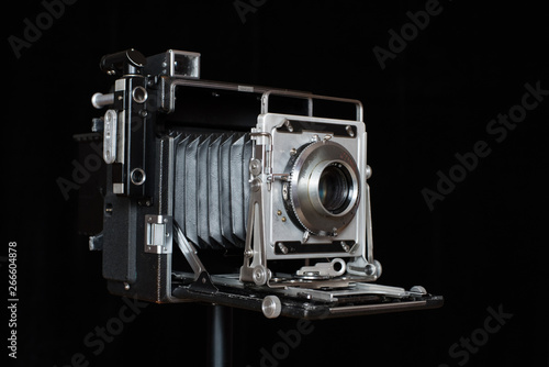 Stary wielkoformatowy aparat fotograficzny na czarnym tle