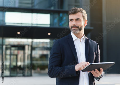 Empresario con tablet en distrito financiero