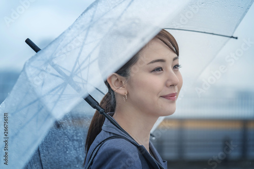 雨・傘・女性