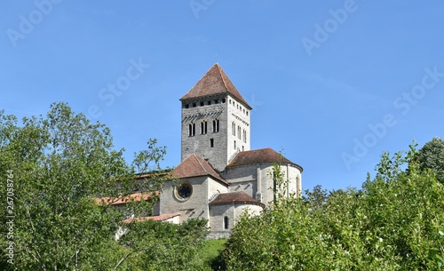 De style médiéval voici la très belle et imposante église de Sauveterre de Béarn dans les Pyrénées Atlantiques