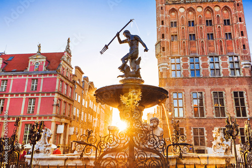 Polska, Gdańsk, słynna fontanna Neptuna o zachodzie słońca. Popularna atrakcja turystyczna i cel podróży w Europie