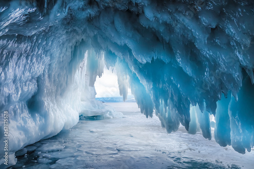 Wspaniała jaskinia lodowa na jeziorze Bajkał. Wschodnia Syberia, Rosja