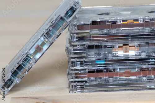Stapel transparenter Retro-Audiokassetten weckt nostalgische Gefühle vergangener Tage und Kindheitserinnerungen