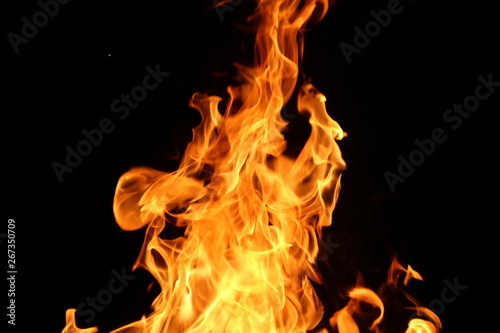 Zbliżenie wielkiego pożaru. Drewniane deski do ognia. Ogień zapala się w nocy.