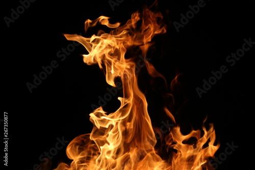 Zbliżenie wielkiego pożaru. Drewniane deski do ognia. Ogień zapala się w nocy.