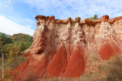 La vallée des Saints à Boudes prés d’Issoire. Surnommé le Colorado auvergnat ce site géologique est composé de magnifiques cheminées d’argile rouge. Puy-de-dôme, Auvergne, France