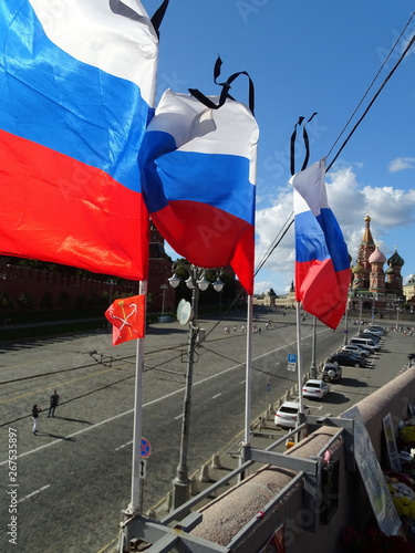 Rosyjskie flagi z żalobnym kirem powiewają w miejscu zabójstwa Borysa Niemcowa w Moskwie