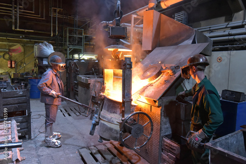 Arbeiter in einer Giesserei am Hochofen - Arbeitsplatz Industrie // Worker in a foundry at the blast furnace - Workplace Industry