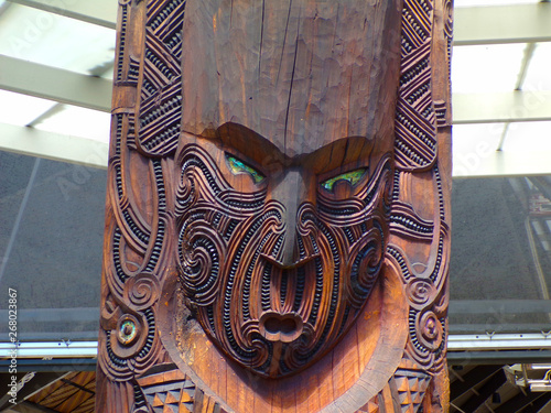 Tradycyjny drewniany posąg maoryski