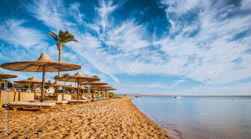 Zrelaksuj się pod parasolem na plaży Morza Czerwonego w Egipcie