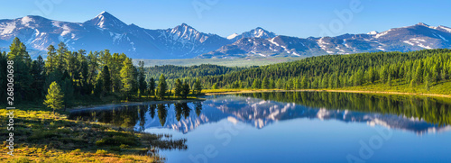 Górski krajobraz, malownicze górskie jezioro w letni poranek, duża panorama, Ałtaj