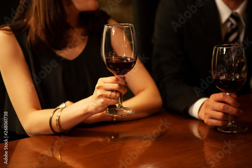 ワイングラスと女性の手元