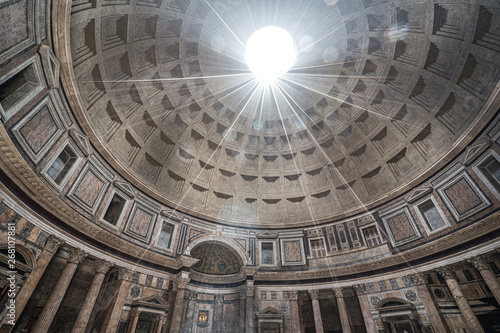 Einfallendes Sonnenlicht in die Kuppel des Pantheon (Okulus) in Rom