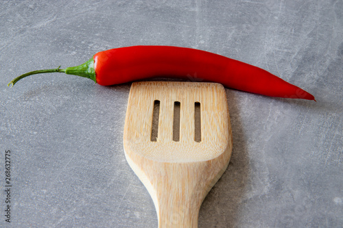 Czerwona papryka chilli i łopatka kuchenna