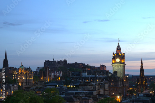 Edinburgh von Calton Hill gesehen in der Abenddämmerung 