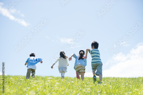 草原を走る小学生の後姿