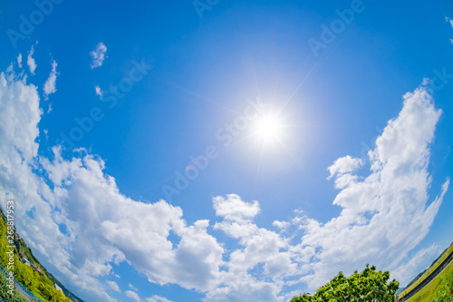 初夏の青空と太陽 魚眼レンズ