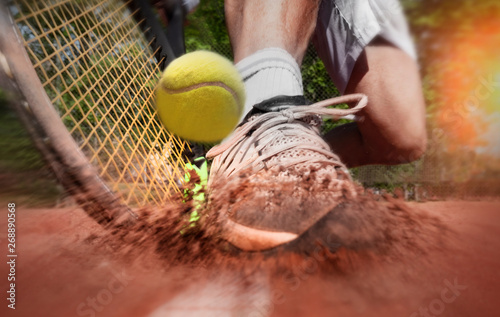 Gracz w tenisa na glinianym korcie tenisowym