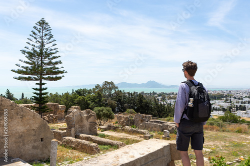 Touriste à Carthage sur la colline Byrsa, Tunisie