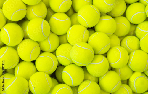 Dużo żywych piłek tenisowych, wzór nowych piłek tenisowych na tle