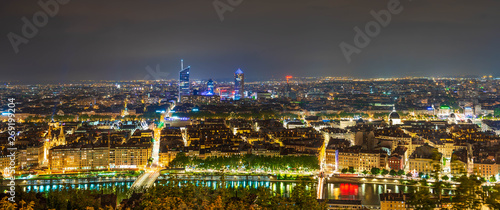 Panorama aérien de la ville de Lyon la nuit depuis Fourvière dans le Rhône, France