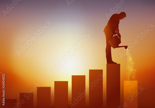 Concept de l’évolution de carrière et de la progression sur l’échelle sociale avec un homme qui grimpe petit à petit, un escalier en arrosant la marche suivante pour lui permettre d’atteindre la place