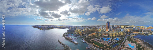 panorama malta widok woda ocean słońce budynki