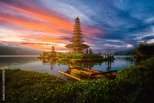 Pura Ulun Danu Bratan, hinduska świątynia z łodzią na Bratan jeziora krajobrazie przy zmierzchem w Bali, Indonezja.