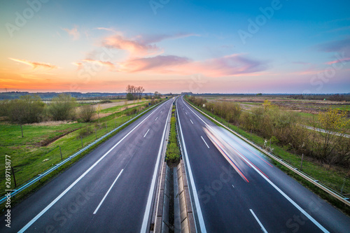 Autobahn am Abend