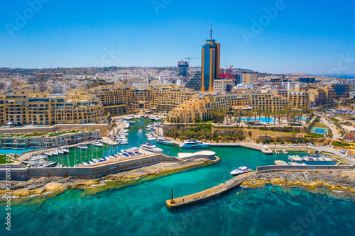 Widok z lotu ptaka Marina Bay, wieża Portomaso w mieście St. Julians. Wyspa Malta