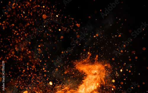Szczegół ogień iskry odizolowywać na czarnym tle
