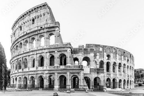 Koloseum lub Koloseum. Ranku wschód słońca przy ogromnym Romańskim amfiteatrem, Rzym, Włochy.