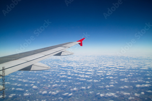 Vista do litoral brasileiro visto do alto com destaque para asa do avião, indicando que estamos abordo da aeronave