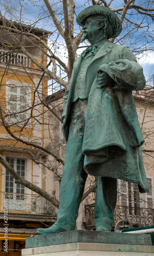 Statue de Frédéric Mistral à Arles, France