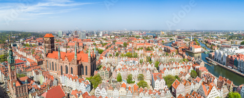 Panorama z lotu ptaka. Gdańsk - stare miasto z widoczną Bazyliką Mariacką, starymi kamienicami i wyspą Ołowianką.