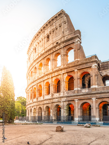 Koloseum lub Koloseum. Ranku wschód słońca przy ogromnym Romańskim amfiteatrem, Rzym, Włochy.
