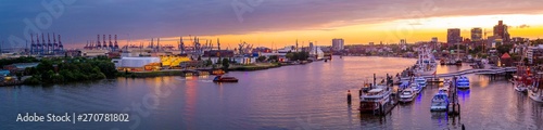 Panoramablick auf die Landungsbrücken Hamburg