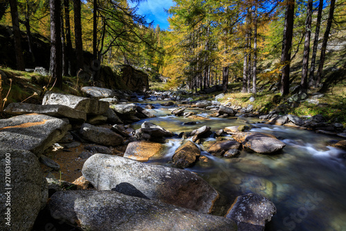 torrente a Ceresole Reale, Piemonte, nel parco nazionale del Gran Paradiso