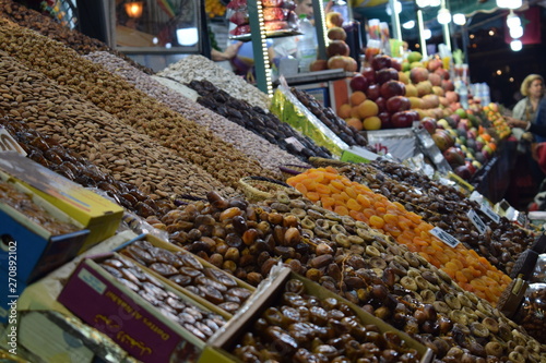 owoce suszone, orzechy, stragan w Maroko