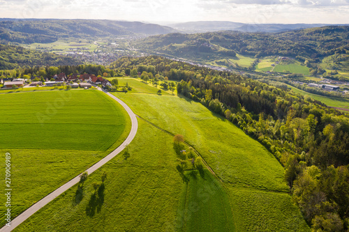 Luftaufnahme, Straße zwischen Agrarflächen, Schwäbischer Wald, Remstal, Baden Württemberg, Deutschland