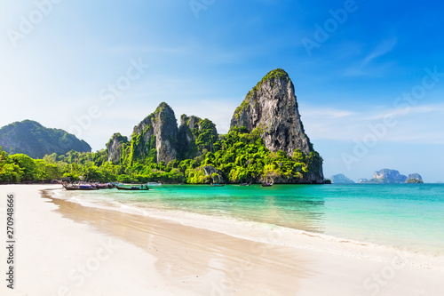 Tajlandzka tradycyjna drewniana longtail łódź i piękna piasek plaża.
