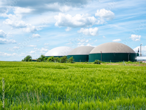 Biogasanlage in Deutschland mit Getreidefeld