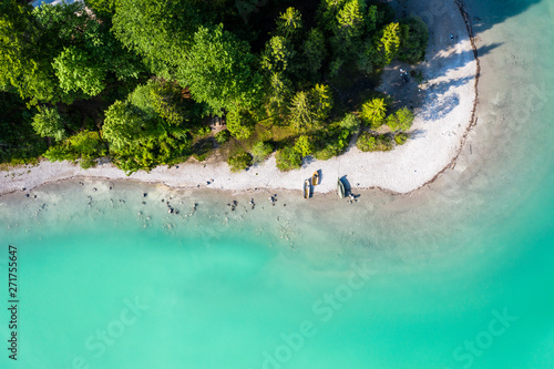 Türkises Wasser. Walchensee. Strand mit Booten und Wald. Bayern Deutschland. Luftbild