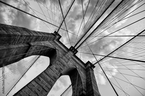 Most Brooklyński w Nowym Jorku z bliska detalu architektonicznego w ponadczasowym czerni i bieli
