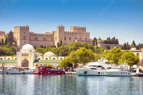 Rhodes stary forteczny pejzaż miejski z portem morskim przy przedpolem. Cele podróży w Grecji