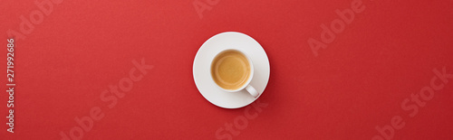 widok z góry biały kubek ze świeżą kawą na talerzyk na czerwonym tle, panoramiczny strzał